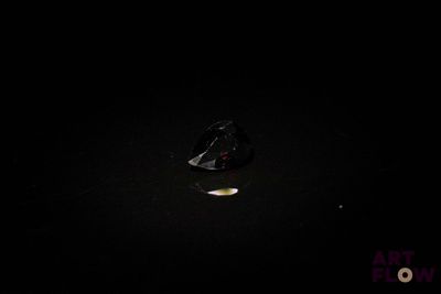 un objet noir dans l'obscurité et un objet jaune dans l'eau