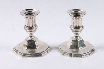 paire de chandeliers en métal argenté sur fond blanc