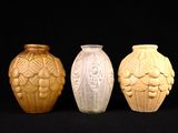 trois vases disposés côte à côte sur un fond noir