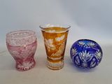 trois vases en verre posés l'un à côté de l'autre sur une table