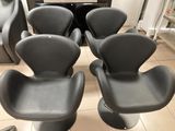 quatre chaises qui se trouvent dans une pièce