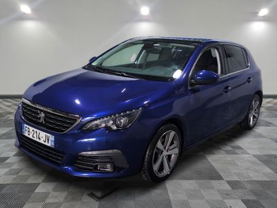une voiture bleue est garée dans une pièce au sol à carreaux