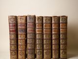 une rangée de vieux livres empilés les uns sur les autres
