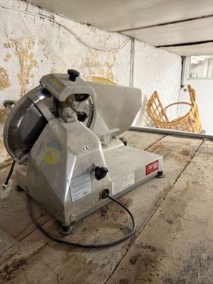 une machine posée sur le sol d'une pièce