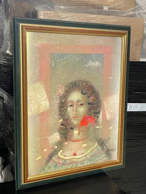 une photo d'une femme avec une fleur rouge dans les cheveux