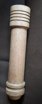 Un porte-fouet en bois tourné