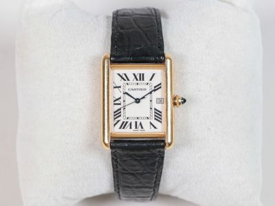 une image d'une montre-bracelet avec des chiffres romains