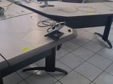 une table sur laquelle sont posés deux ordinateurs portables, dans une pièce