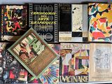beaucoup de livres qui traînent sur une étagère