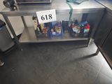 une table en métal sur laquelle est posée une pancarte indiquant « 618 »