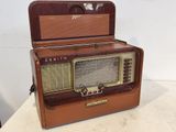 une radio à l'ancienne posée sur une table près d'un mur blanc