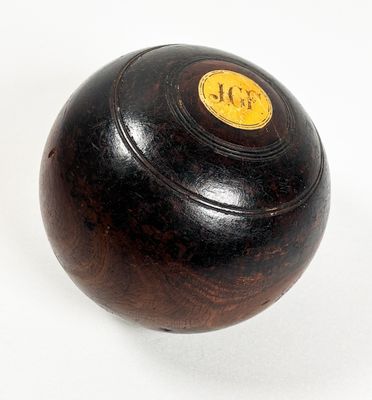 Boule de boulingrin en bois de gaïac et incrustations d'os.