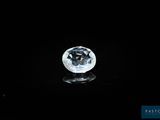 un diamant blanc sur fond noir