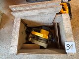 une boîte contenant quelques outils