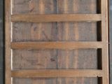 une photo d'une photo représentant une étagère en bois accrochée au mur