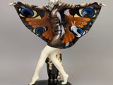figurine représentant une femme avec des ailes de papillon dans le dos