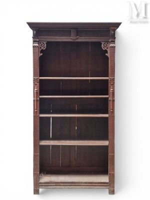 une vieille bibliothèque en bois avec deux étagères et deux portes