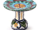 une petite table en céramique ornée d'un motif floral