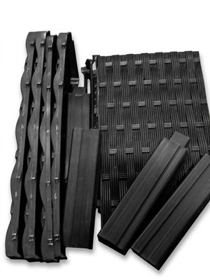 un gros plan sur un tas de bandes de plastique noir