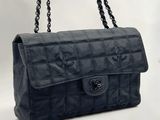 Sac à main Chanel en cuir matelassé noir orné d'un motif de tête de mort et d'os croisés