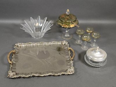beaucoup d'objets en verre et en argent sur la table