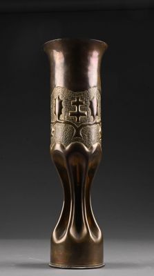 Travail de tranchées. Obus transformé en vase, repoussé de m…