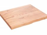 gros plan d'une planche à découper en bois sur fond blanc