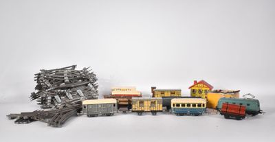 beaucoup de petits trains qui traînent par terre