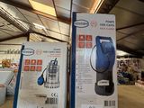 deux cartons d'aspirateurs sur une étagère dans un magasin