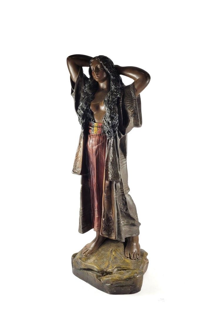 ECOLE du début du XXe siècle "Jeune femme orientalisante" Plâtre peint en polychromie. (Petits éclats) Haut. : 76 cm