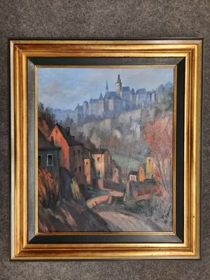 peinture à l'huile encadrée représentant une scène de village avec une église en arrière-plan