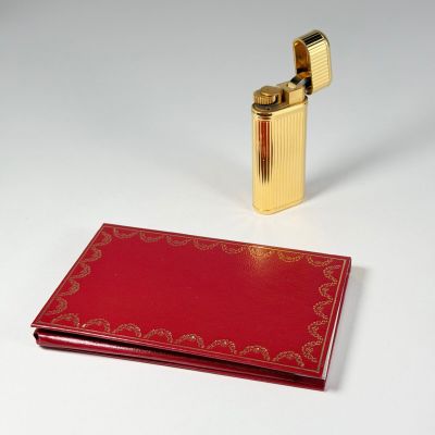 un briquet posé à côté d'un livre sur une table