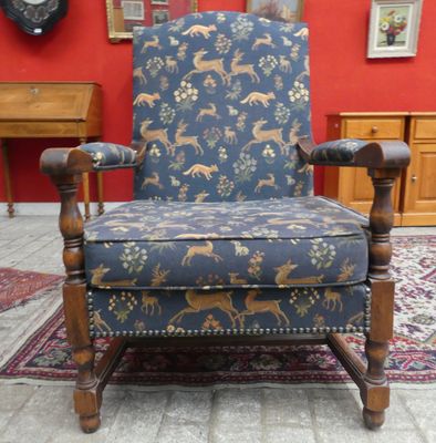 Un FAUTEUIL en noyer de style Louis XIII tapissé bleu à déco…