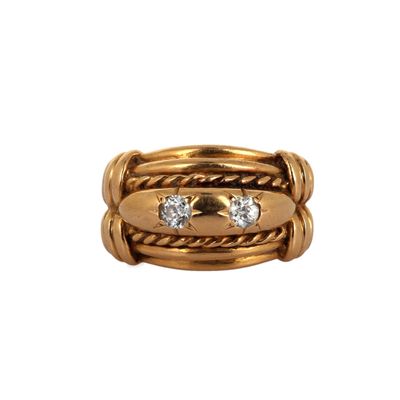 gros plan d'une bague en or ornée de deux diamants