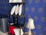 une étagère avec des coussins et une lampe dans une pièce