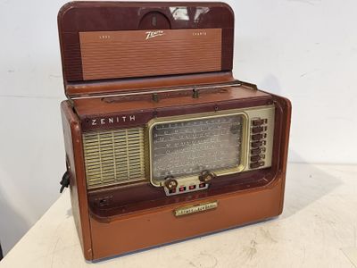 une radio à l'ancienne posée sur une table près d'un mur blanc