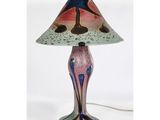 une photo d'une lampe de table surmontée d'un abat-jour coloré
