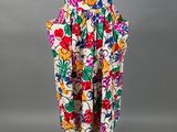 un mannequin blanc orné de fleurs et de feuilles colorées