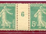 un timbre vert et jaune sur lequel figure une femme