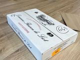 une boîte de pizza posée par terre à côté d'une autre boîte de pizza
