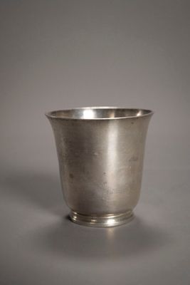 une coupe en argent ancien sur fond gris