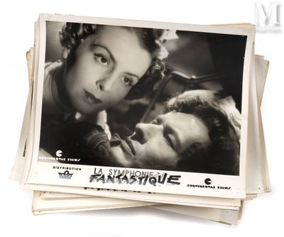 une pile de vieilles photos d'un homme et d'une femme
