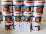 six boîtes de conserve sont posées sur un comptoir, avec une étiquette de prix devant chacune d'elles