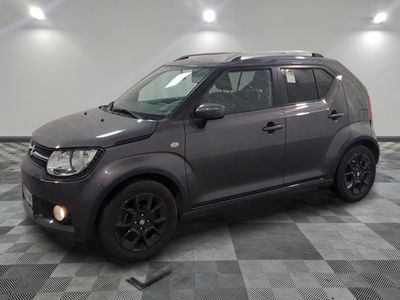 la photo d'une voiture grise garée dans un garage