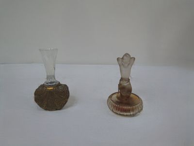 deux petits bougeoirs en verre posés sur une table