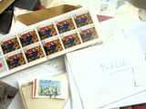 une pile de courrier posée sur une table