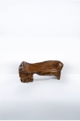 banc en bois fabriqué à partir d'un tronc d'arbre sur fond blanc