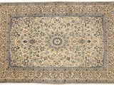 un tapis beige et bleu à motifs floraux