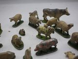 de nombreuses petites figurines d'animaux posées sur une table