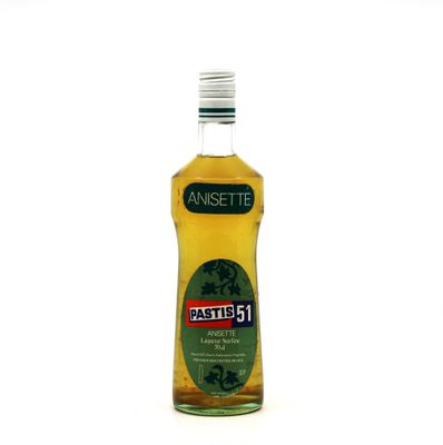 l'image d'une bouteille d'alcool posée sur une table